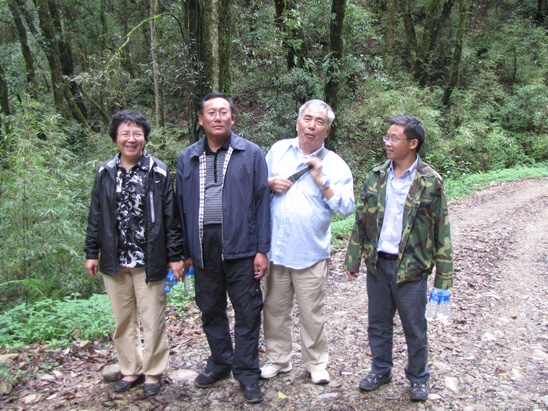 科学家与地方领导在哀牢山上考察(从左至右:宋延龄、董世尧、陈伟烈、朱元坤)